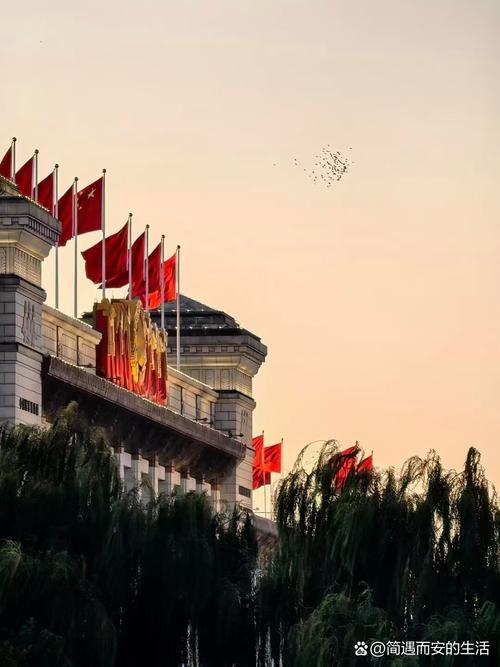 北京大街小巷悬挂国旗 全市喷泉开启