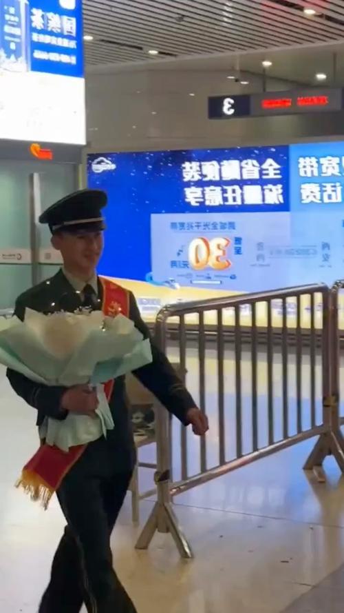 军人退役当天向相恋8年女友成功求婚