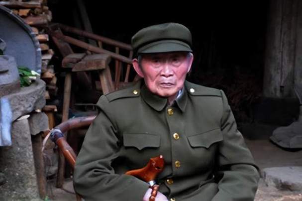抗战老兵提起战争经历时的眼神