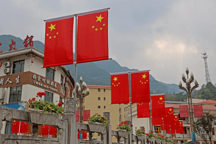 北京国庆氛围浓厚，大街小巷悬挂国旗，全市喷泉齐放光彩