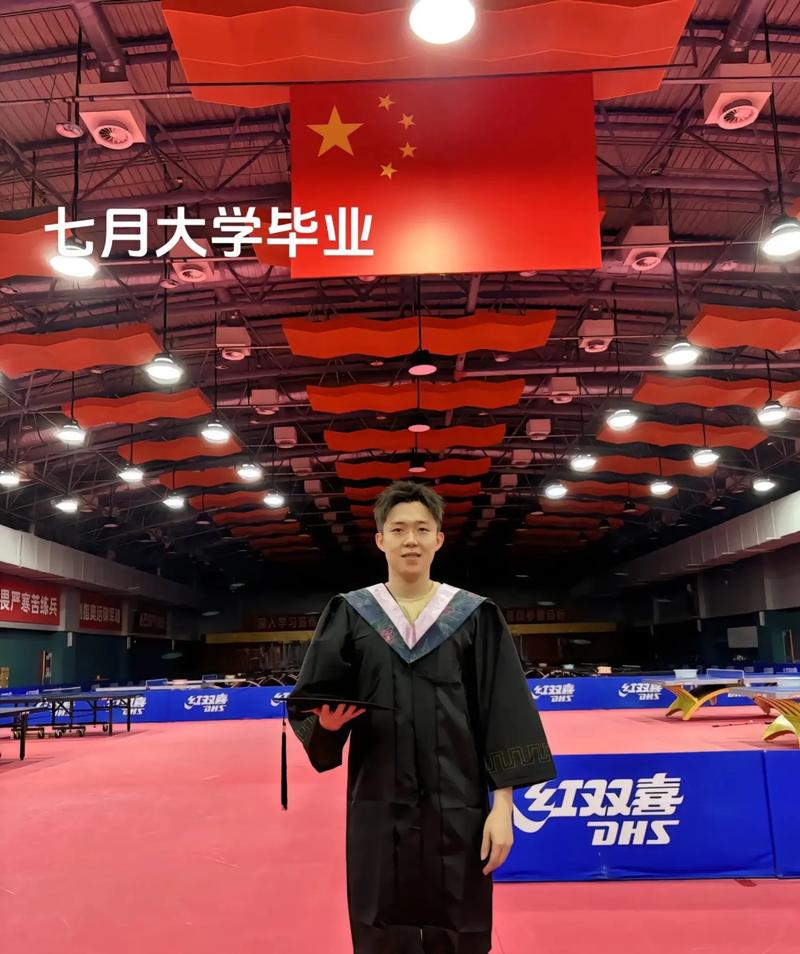 王楚钦现身北京大学报到，开启全新学业旅程