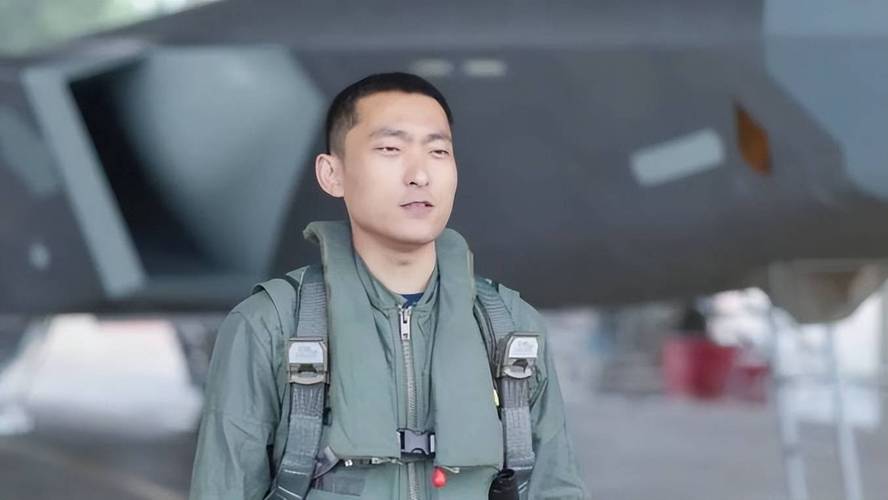 空军特级飞行员谈歼20亮相阅兵式