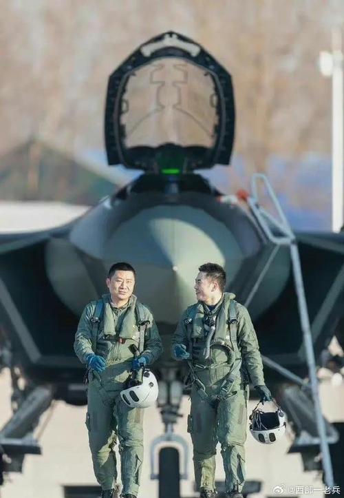 空军特级飞行员谈歼20亮相阅兵式