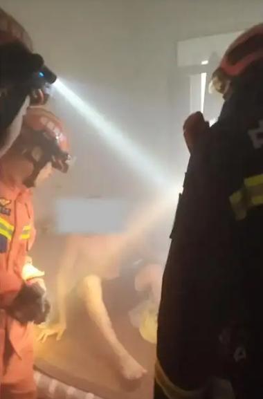 男子炖鸡时打盹，消防员身边守护唤醒时刻
