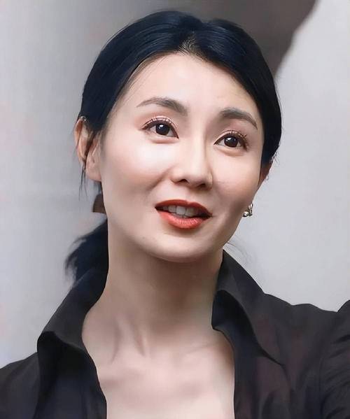 张曼玉IP显示仍在中国香港，时光不老，魅力依旧的港影传奇女神