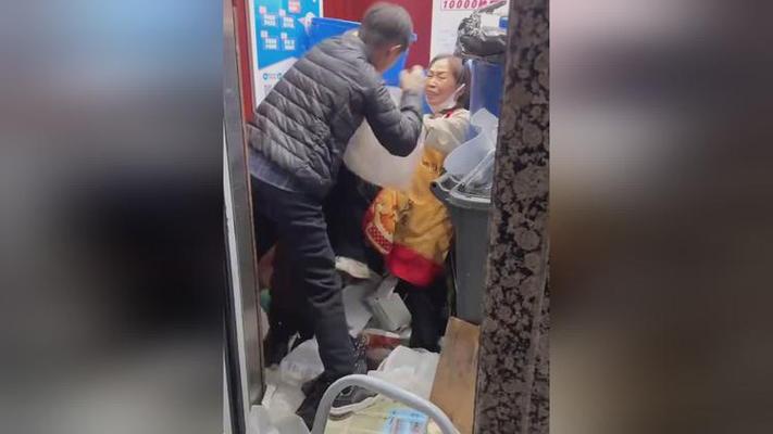 大妈试图用厨具拦电梯 两扇门崩坏