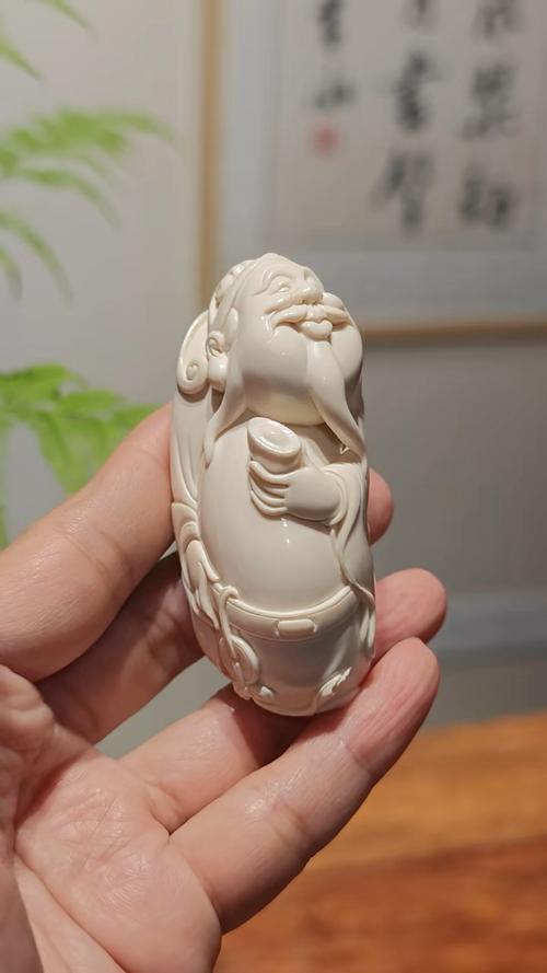 牙齿文身风靡齿科，刻印发财牙冠成时尚新宠