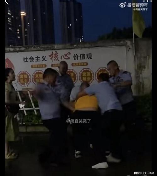 两名小区保安围殴外卖员？警方回应