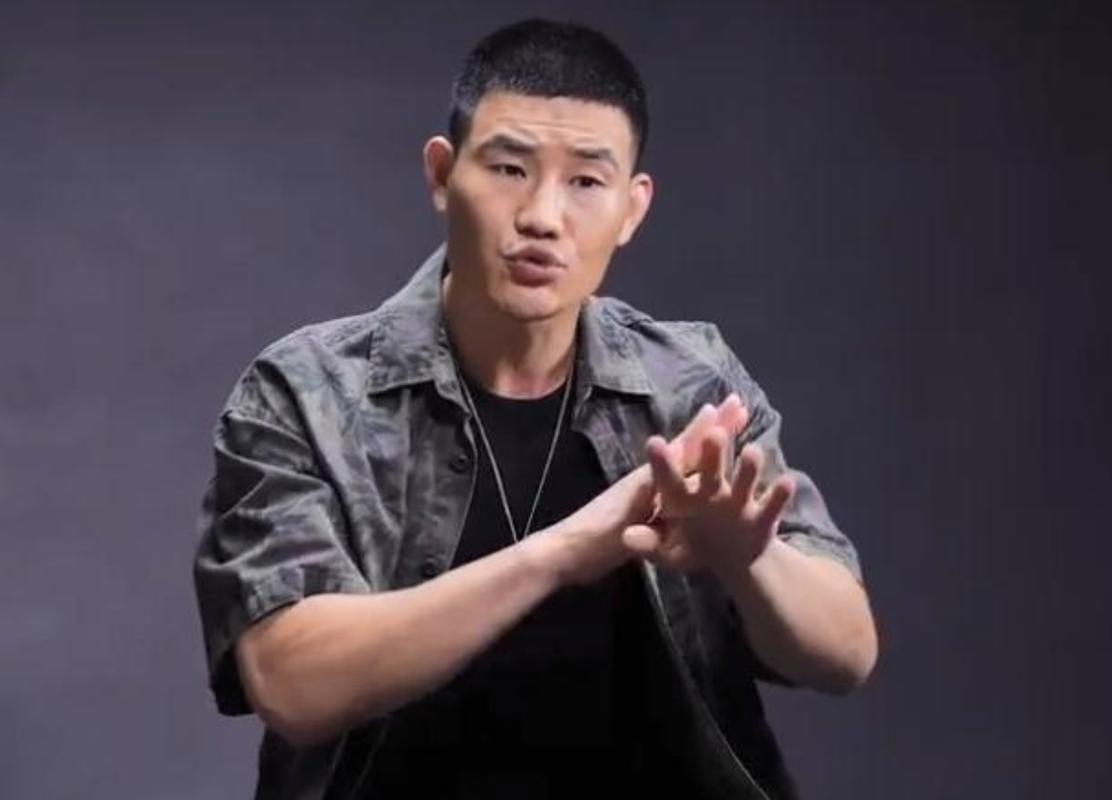 “嘎子”谢孟伟回应直播穿警服骂人