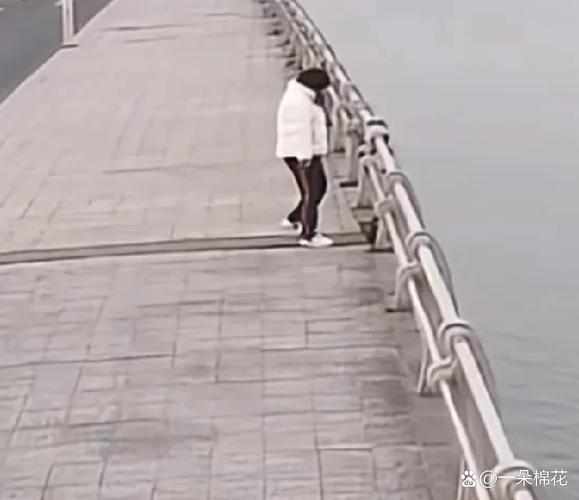 女子扳倒护栏只为方便过马路