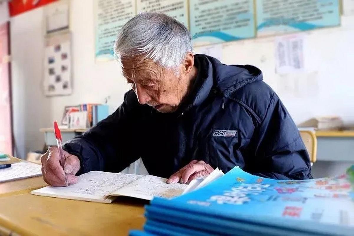 退休老师成了学校争抢的香饽饽