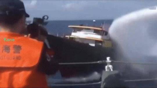 菲船只故意冲撞 中国海警水炮喷射