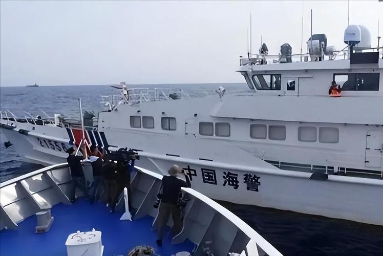菲律宾船对中国海警举白旗