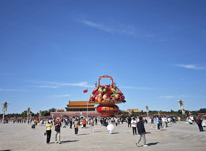 和平鸽飞上天安门广场国庆大花篮