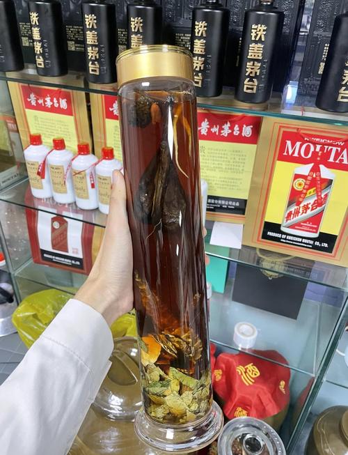 男子欠债被抓，家中竟藏茅台鹿鞭等珍稀酒品