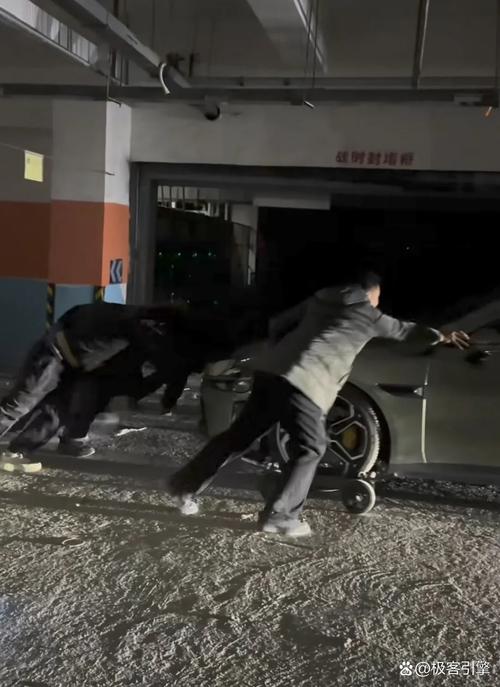 广州不锈钢盲道致人摔倒事件