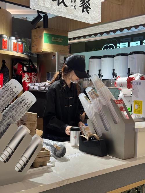 深圳一奶茶店员把拖鞋放进配料盆