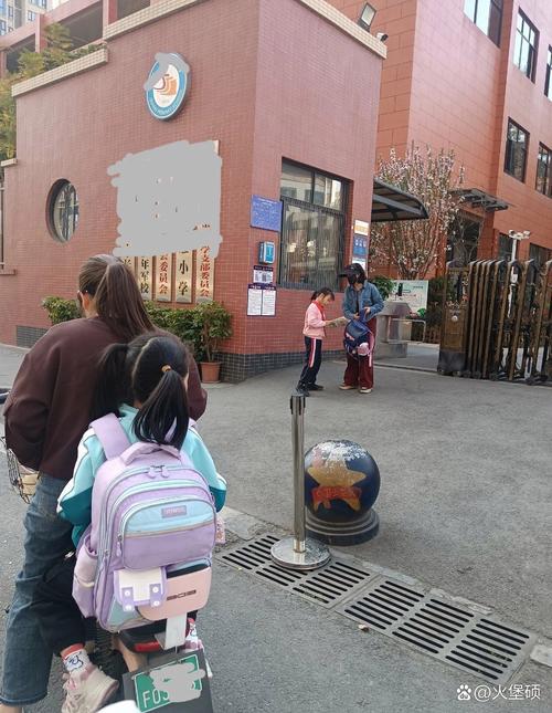 小学生站窗外打扫卫生 当地回应