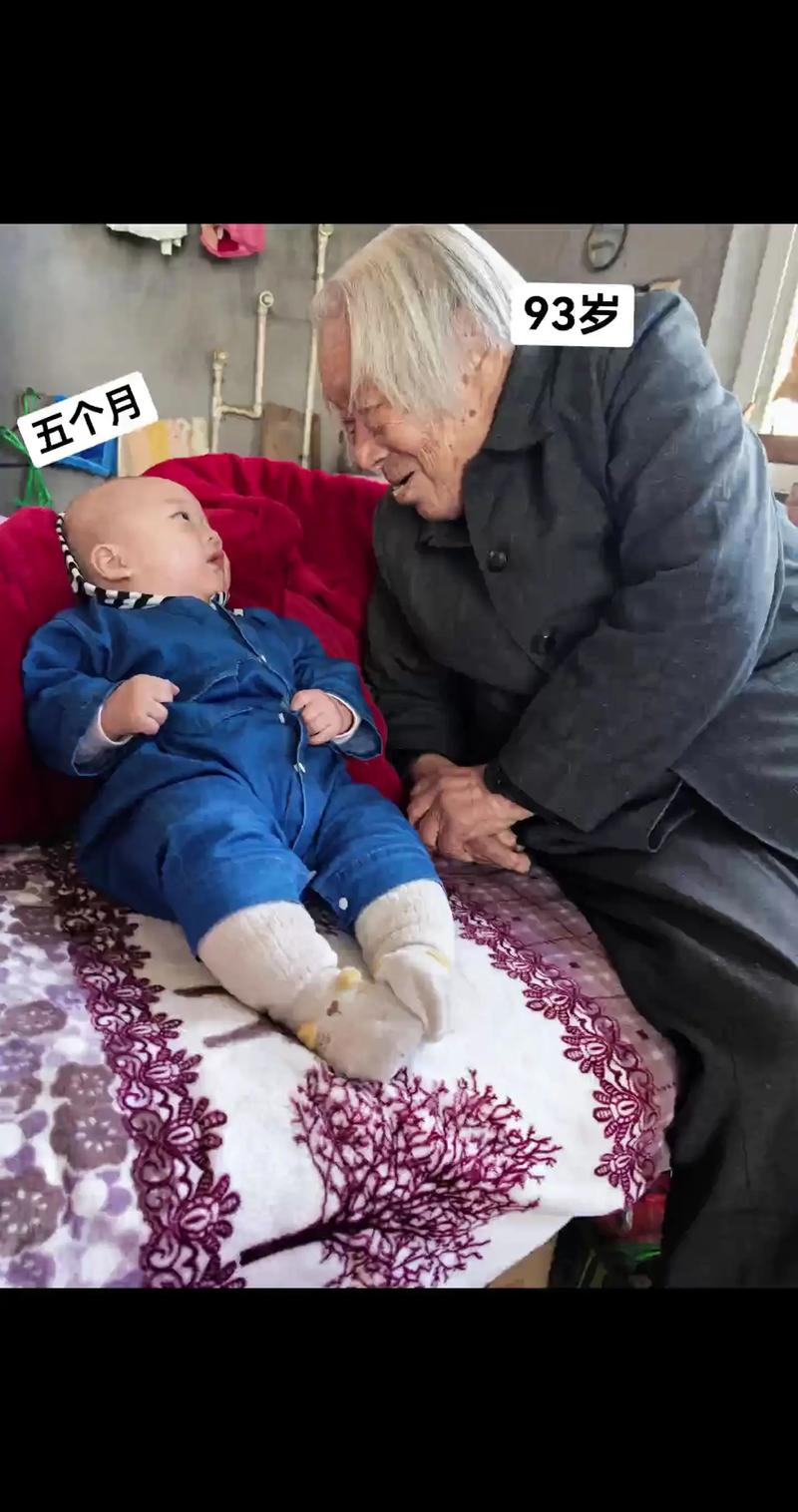 百岁老人偷玩曾孙玩具 儿子悄悄记录