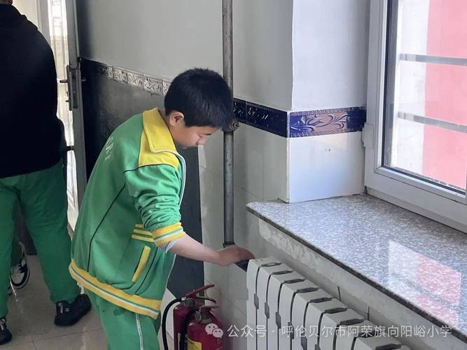 小学生站窗外打扫卫生引发关注，当地回应来了