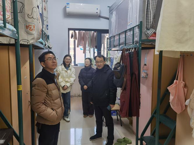猴子下山“造访”贵州大学一宿舍