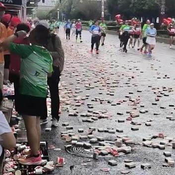 太原马拉松赛事路段垃圾遍地现象引发关注