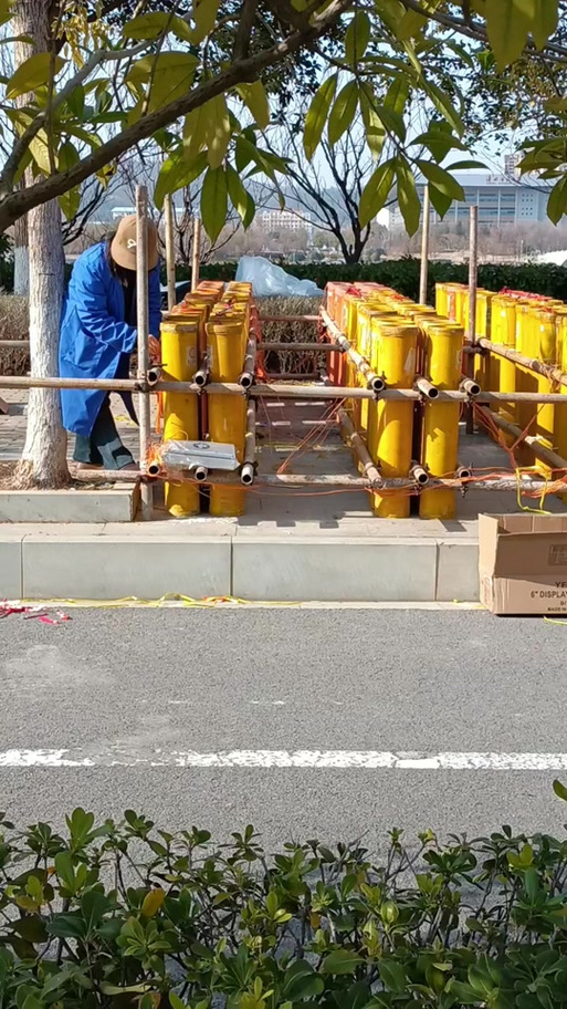 环保专家正清理烟花秀现场紫铜等物