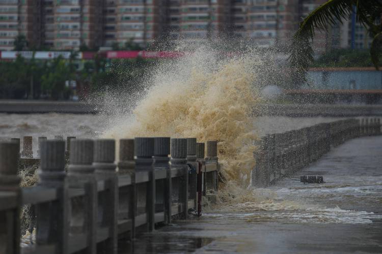 台风逼近香港 疑海水倒灌现3米喷泉
