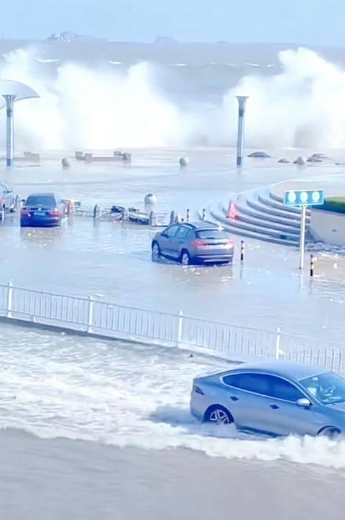 台风逼近香港 疑海水倒灌现3米喷泉