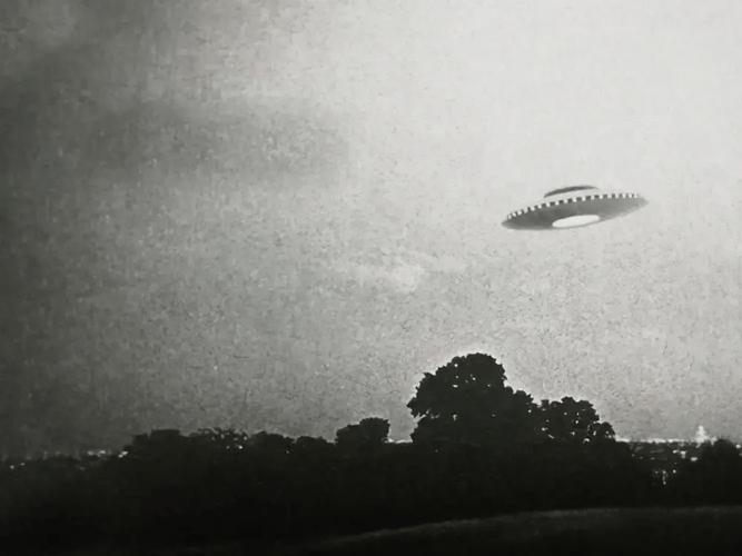 美国洛杉矶上空现V形“UFO”