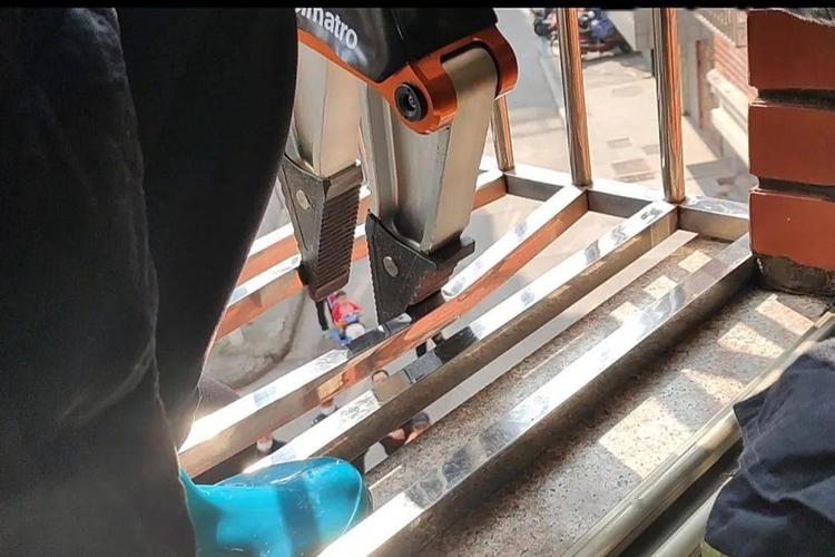用一条毛巾避免大窗玻璃离家出走