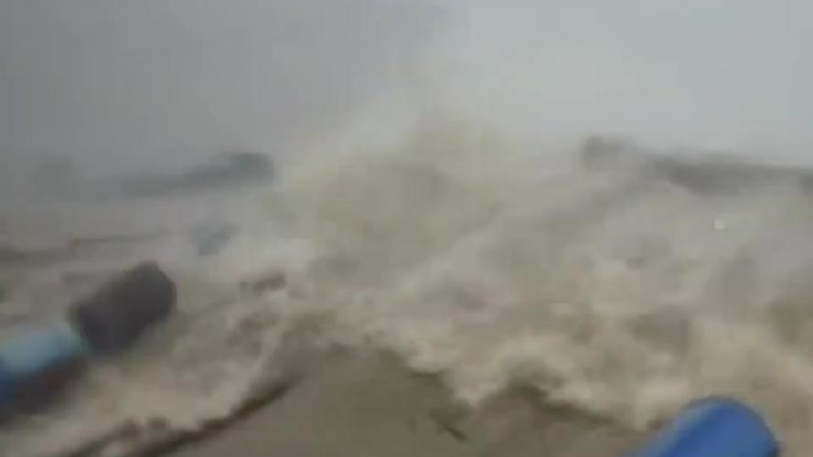 桦加沙登陆现场，巨浪狂风齐袭卷