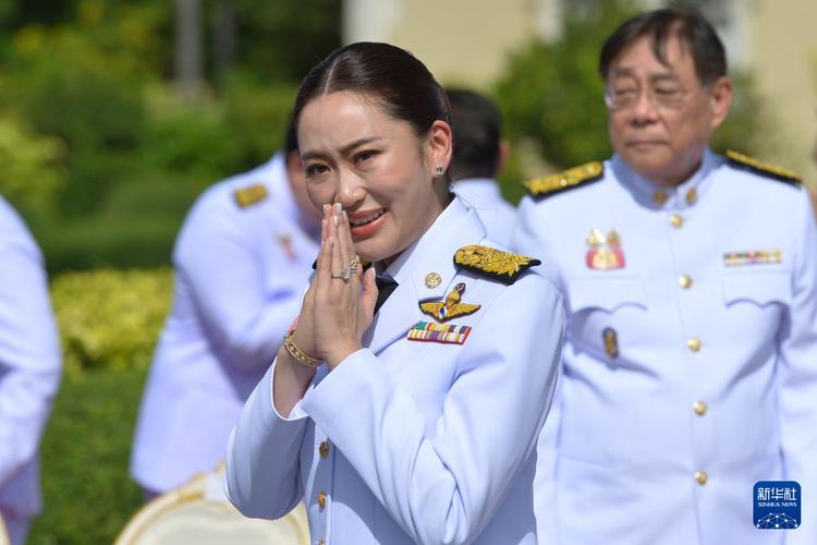 泰国总理阿努廷率内阁成员宣誓就职