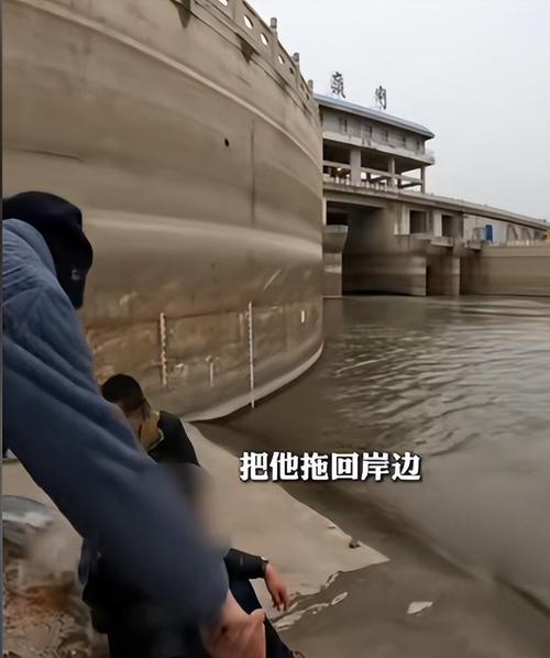 湖北一身家千万老板钓鱼时落水失踪