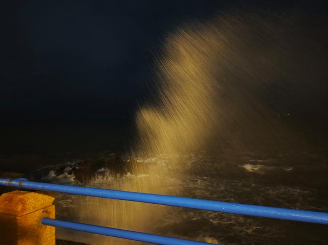 台风来袭巨浪排山倒海 香港楼房晃动