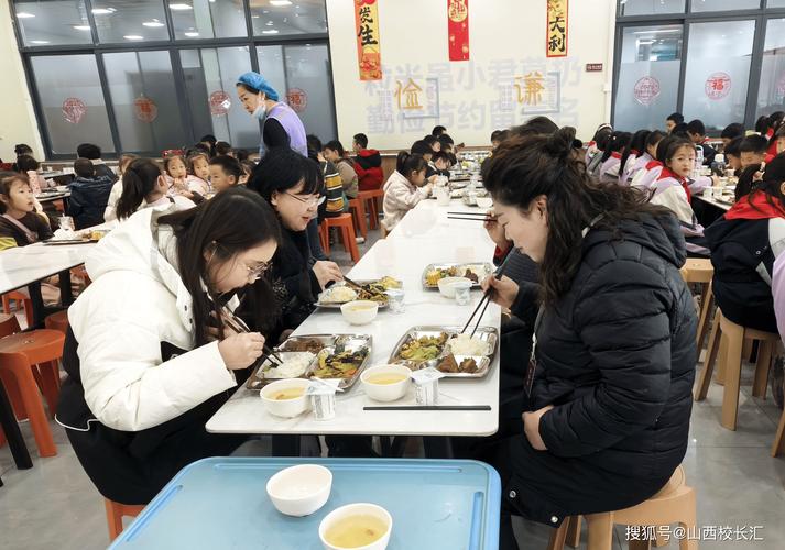 小学要求父母到校陪餐 教体局回应