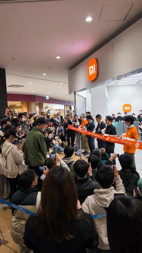 小米17系列热销开售，多地门店迎来排队热潮