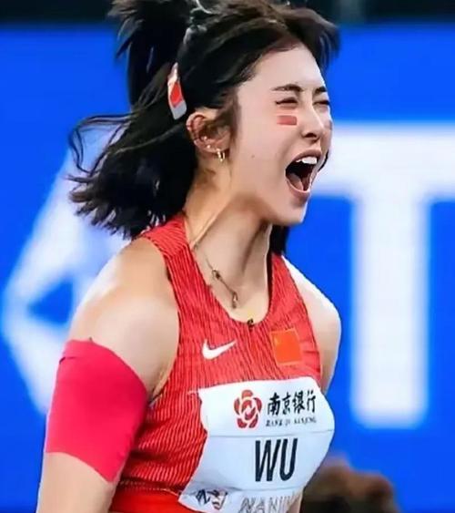 吴艳妮12秒90夺冠