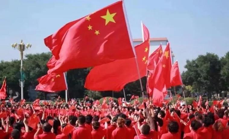 太行山间五星红旗飘扬