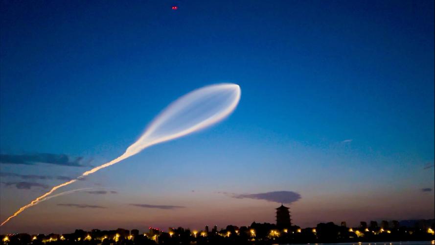 北京天空现神奇火箭云