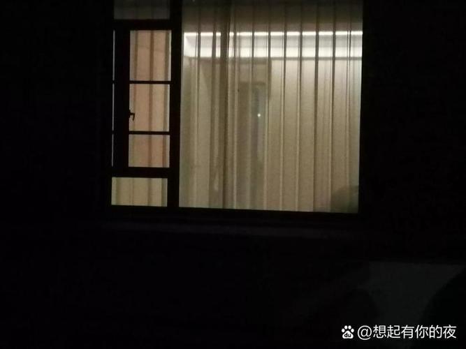 浴室灯亮一天一夜引发邻居报警事件