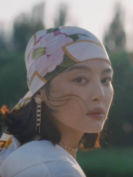 辛芷蕾登Vogue封面，身穿国际巨星T恤展现时尚魅力