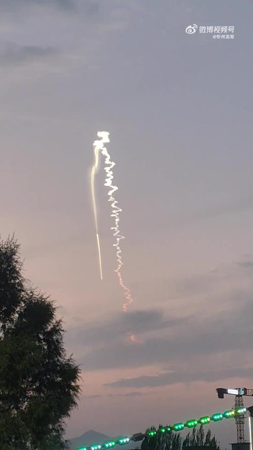 北京天空中的神奇火箭云奇观