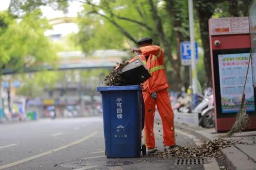 2名环卫工清扫4人跟拍 官方回应
