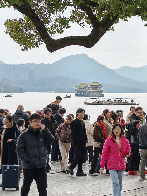 杭州西湖景区熟悉人潮重现