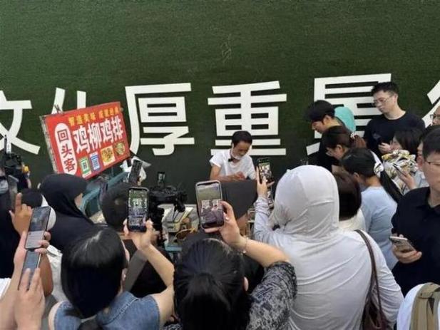 江西鸡排家族10个摊位都排长队