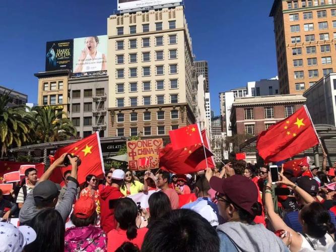 旧金山庆祝中国国庆，五星红旗冉冉升起