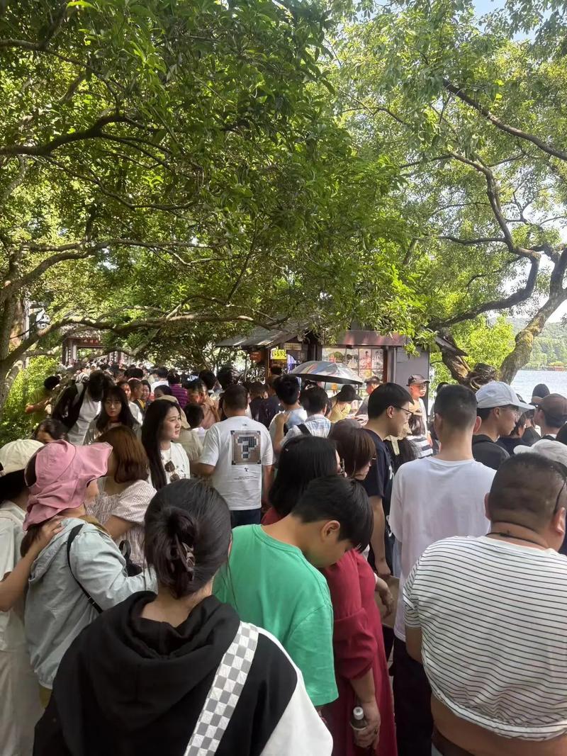 杭州西湖景区熟悉的人潮已出现