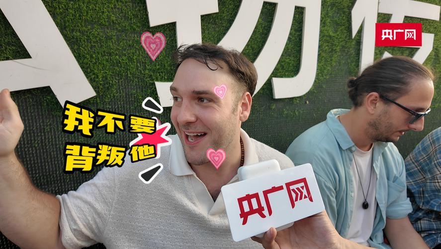 老外排队4小时吃上鸡排直接飙中文
