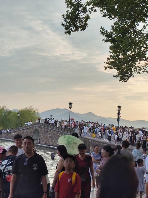 杭州西湖景区熟悉的人潮已出现